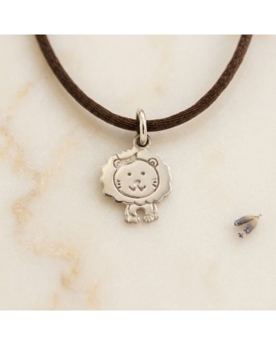 Collier bracelet en cordon brun avec pendentif lion argenté, motif lionceau. Bracelet BB LION.