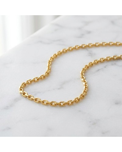 Chaîne forçat limée en Or jaune 18k, maillon plat, longueur 40 cm sur plan en marbre