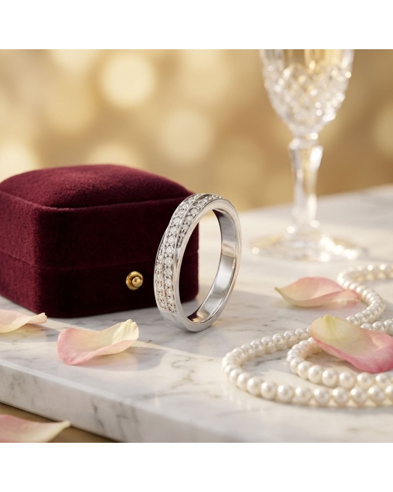 Alliance ENTRELACE empierrée Femme en or: bracelet argenté à pierres scintillantes, posé près d’un écrin velours bordeaux sur ma