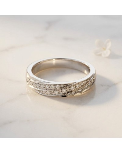 Alliance ENTRELACE empierrée Femme en or: bague jeweil argenté avec rangées de petites pierres scintillantes, décor croisé.