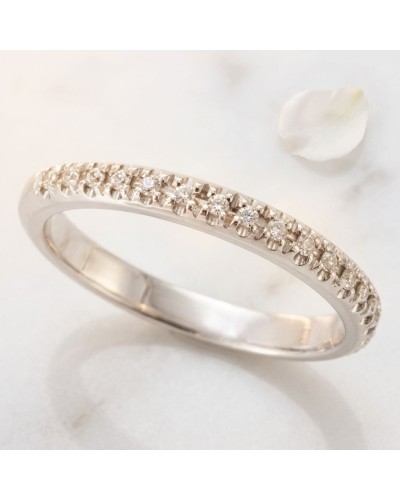 Alliance MODESTE demi-empierrée femme en or: bague fine en or blanc avec petits diamants en pavé demi-empierré sur le dessus.
