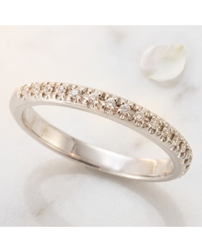 Alliance MODESTE demi-empierrée femme en or: bague fine en or blanc avec petits diamants en pavé demi-empierré sur le dessus.