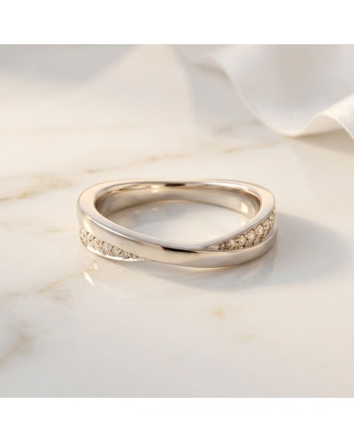 Alliance CROISADE diamants desous Homme en or: alliance en or blanc avec rangée de diamants sous-cannelés, posé sur marbre.