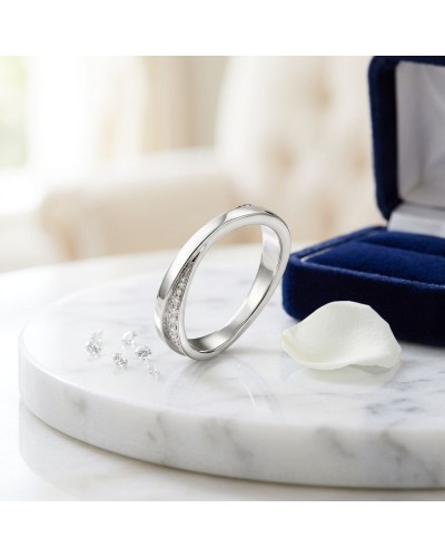 Alliance CROISADE diamants desous Femme en or sur socle marbre, bague élégante avec pierres; boîte bleue ouverte en arrière-plan