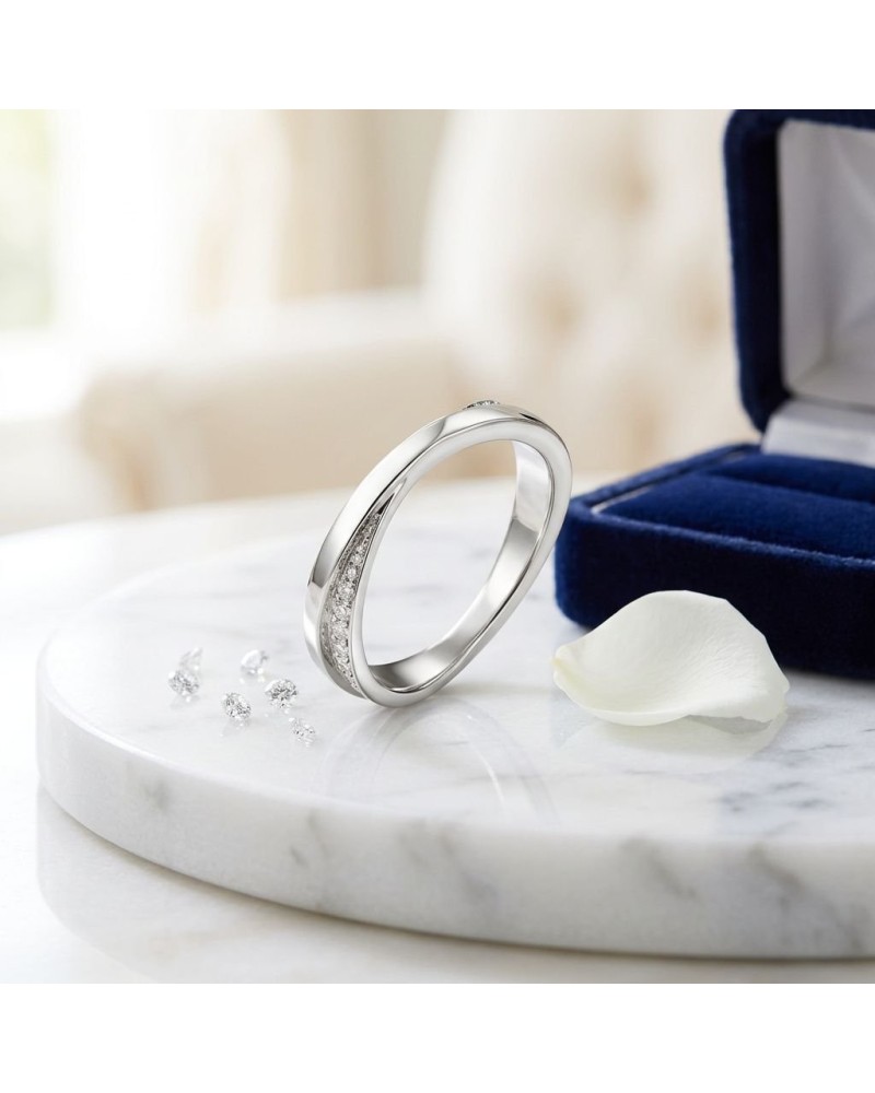 Alliance CROISADE diamants desous Femme en or sur socle marbre, bague élégante avec pierres; boîte bleue ouverte en arrière-plan