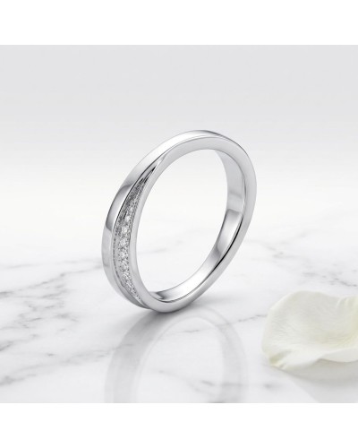 Alliance CROISADE diamants desous Femme en or: alliance en or blanc lisse avec rangée de diamants incrustés.