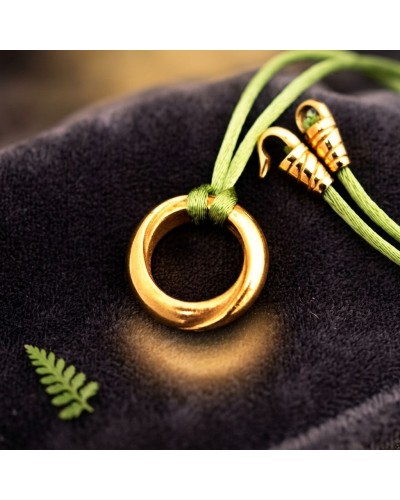 Pendentif rond en or avec cordon vert, design ANNEAU ZOOM, accroche en forme de spirale dorée sur tissu noir.