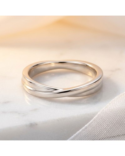 Alliance Homme en or, bague lisse et brillante posée sur une surface claire, ambiance suave et élégante.