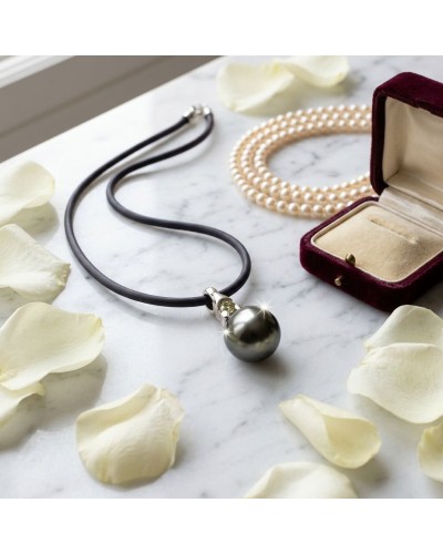 Pendentif perle noire avec cordon noir et boîte à bijoux en velours pour Pendentif JE M'ATTACHE Perle, décor pétales blancs.