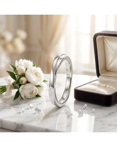 Alliance CROISADE Femme en or: bracelet élégant en métal argenté posé près d'une boîte à bijoux et de ces diamants sur un plan d