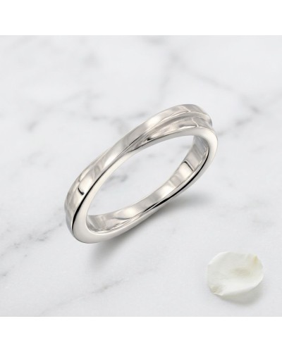 Alliance CROISADE Femme en or: bague en or élégante avec fini poli, pose sur marbre avec pétale blanche.