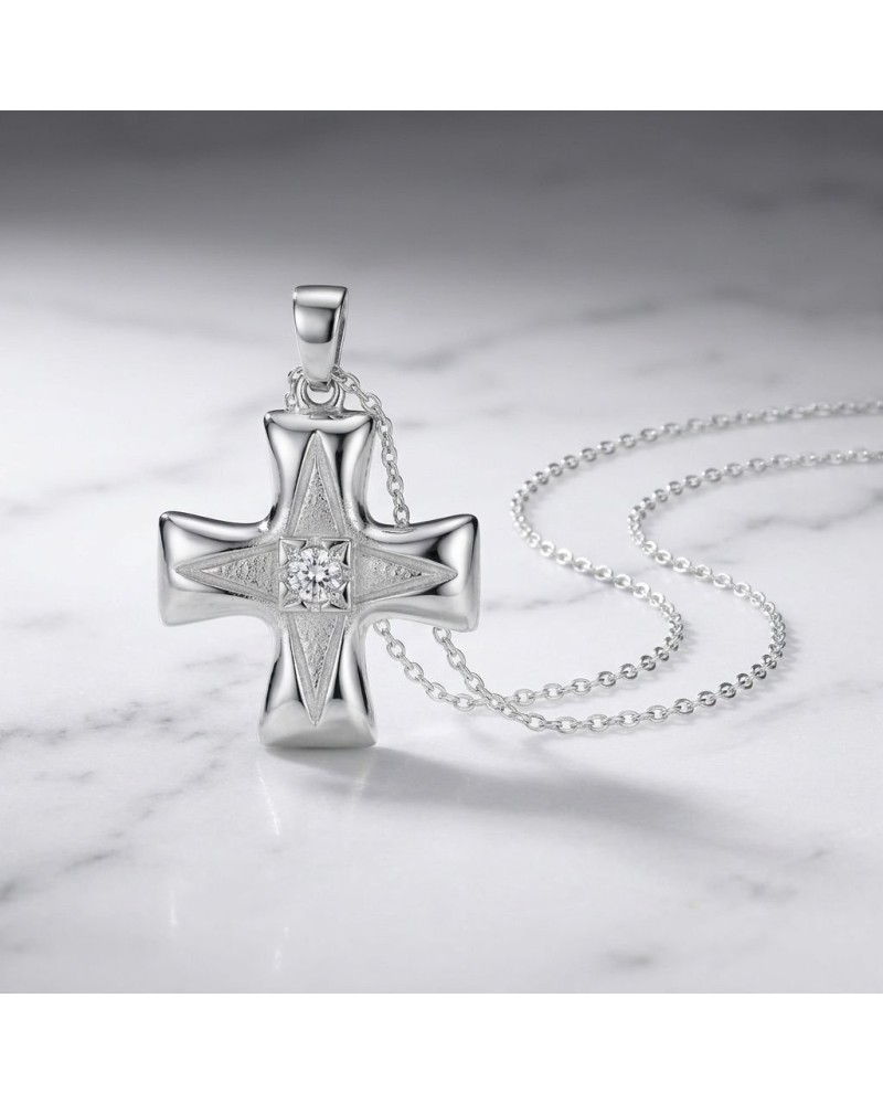 Pendentif croix NEW-AGE en argent avec pierre centrale scintillante, sur une chaîne fine, posé sur marbre.