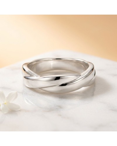 Alliance TRESSE Femme en or: bague argentée à motif torsadé sur marbre, avec fleur blanche en bas-left.