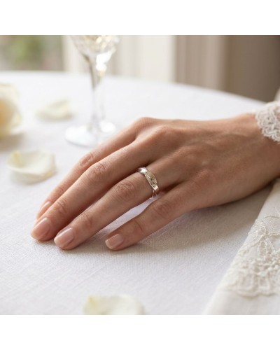 Alliance TRESSE Femme en or: bague argentée sur doigt féminin, design torsadé, élégante, ambiance mariée.