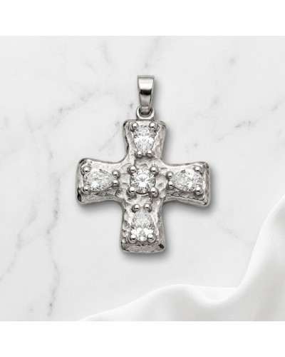 Pendentif croix baroque en argent avec pierres transparentes serties en perles, forme épurée et motif central.