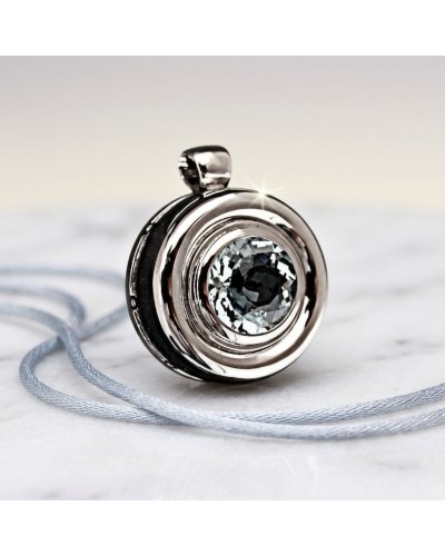Pendentif BOUEE en métal argenté avec pierre centrale facettée brillante, porté sur une corde gris clair.