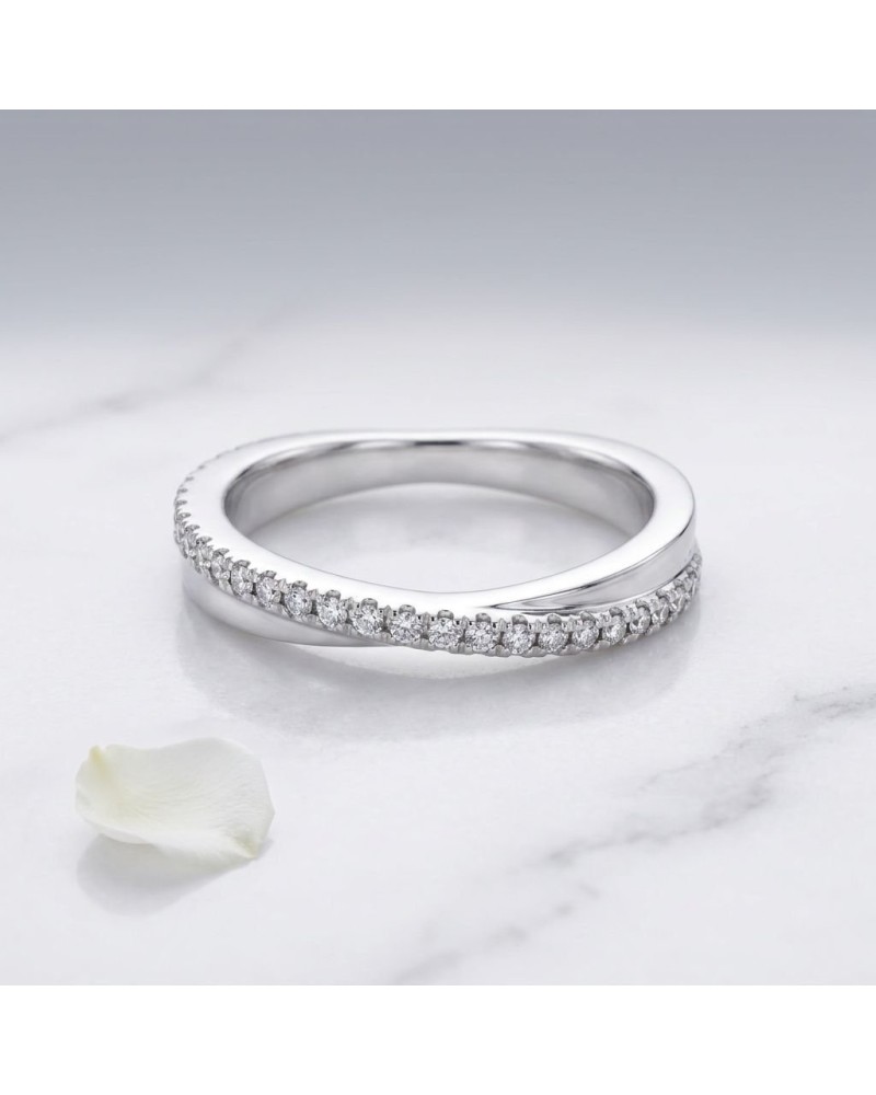 Alliance CROISADE diamants surpiqué blanc or femme, alliance en argenté avec rangs de petits diamants sur le dessus.