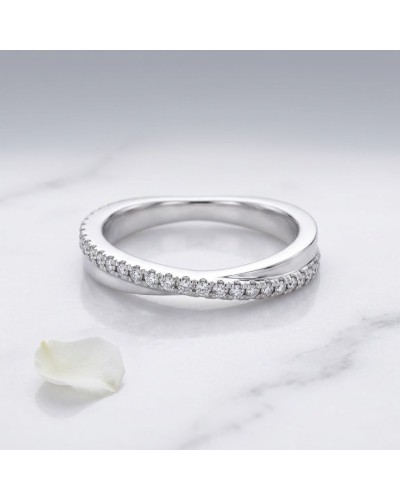 Alliance CROISADE diamants surpiqué blanc or femme, alliance en argenté avec rangs de petits diamants sur le dessus.