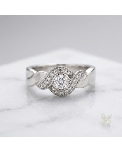 Alliance SOL TRESSE demi-empierrée en or femme avec diamant central entouré de diamants, sur fond marble.