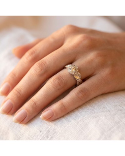 Alliance SOL TRESSE demi-empierrée (diamants) Femme en or: bague élégante portée sur doigt, or jaune avec diamants scintillants.