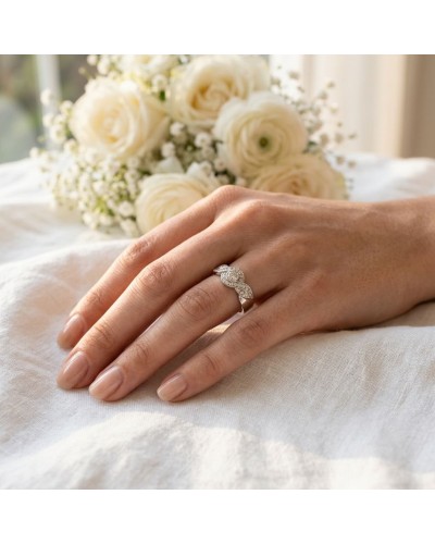 Alliance SOL TRESSE empierrée (diamants) Femme en or: bague en diamant posée sur doigt, bouquet de roses à l’arrière.