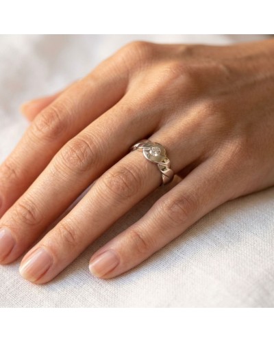 Alliance SOL TRESSE 1 diamant Femme en or: bague argenté or avec petit diamant brillant porté sur doigt.