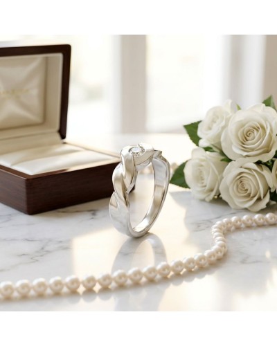 Alliance SOL TRESSE 1 diamant Femme en or: bague élégante en or avec diamant, devant boîte jewel, perles et roses blanches.