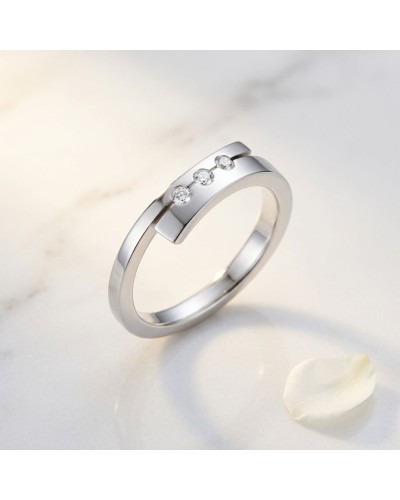 Alliance TOI + MOI 3 diamants Femme en or: alliance en or blanc moderne avec trois diamants alignés sur le dessus.