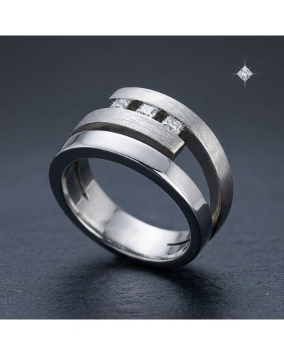 Alliance TRILOGIE homme en or: bague masculine moderne en acier et or avec rangée de pierres brillantes, sur fond sombre.