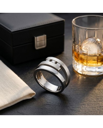Alliance TRILOGIE homme en or: bague moderne en métal argenté avec bande blanche et pierres scintillantes, proche d’un coffret n