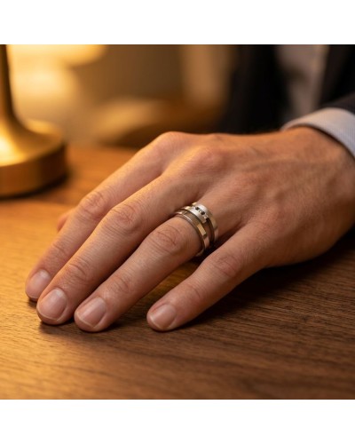 Alliance TRILOGIE homme en or: doigt portant bague masculine tricolore or argenté sur table en bois.