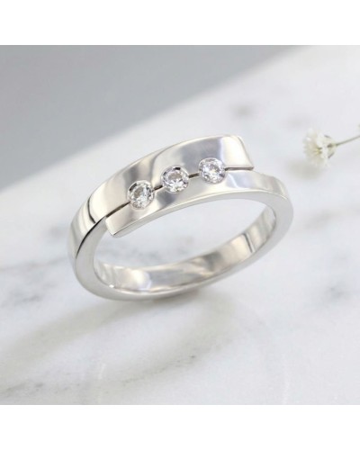 Alliance TOI + MOI 3 diamants Homme en or, bague argentée avec trois diamants rondels sur bande lustrée.