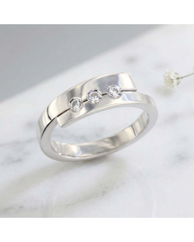 Alliance TOI + MOI 3 diamants Homme en or, bague argentée avec trois diamants rondels sur bande lustrée.