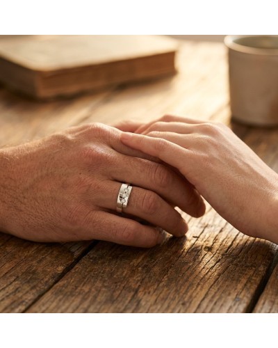 Alliance TOI + MOI 3 diamants Homme en or: close-up d'une main masculine portant une alliance en or avec trois diamants sur bois