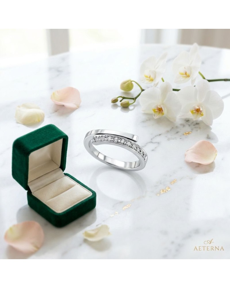 Alliance TOI + MOI diamants Femme en or: bague en or blanc avec diamants, présentée près d’un écrin vert et d’orchidées blanches