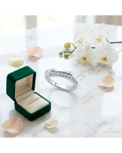 Alliance TOI + MOI diamants Femme en or: bague en or blanc avec diamants, présentée près d’un écrin vert et d’orchidées blanches
