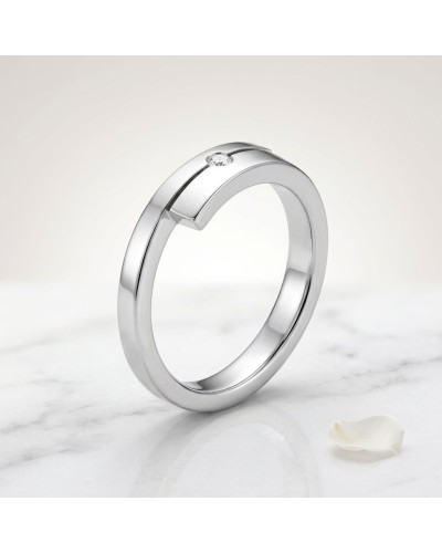 Alliance TOI + MOI 1 diamant Femme en or, bague or blanc moderne avec petit diamant solitaire.