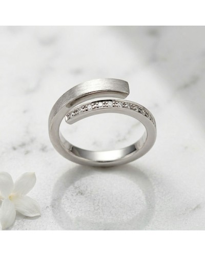 Alliance TOI + MOI femme: bague dorée effet brossé avec rangée de diamants scintillants sur bague double en argent/or blanc.
