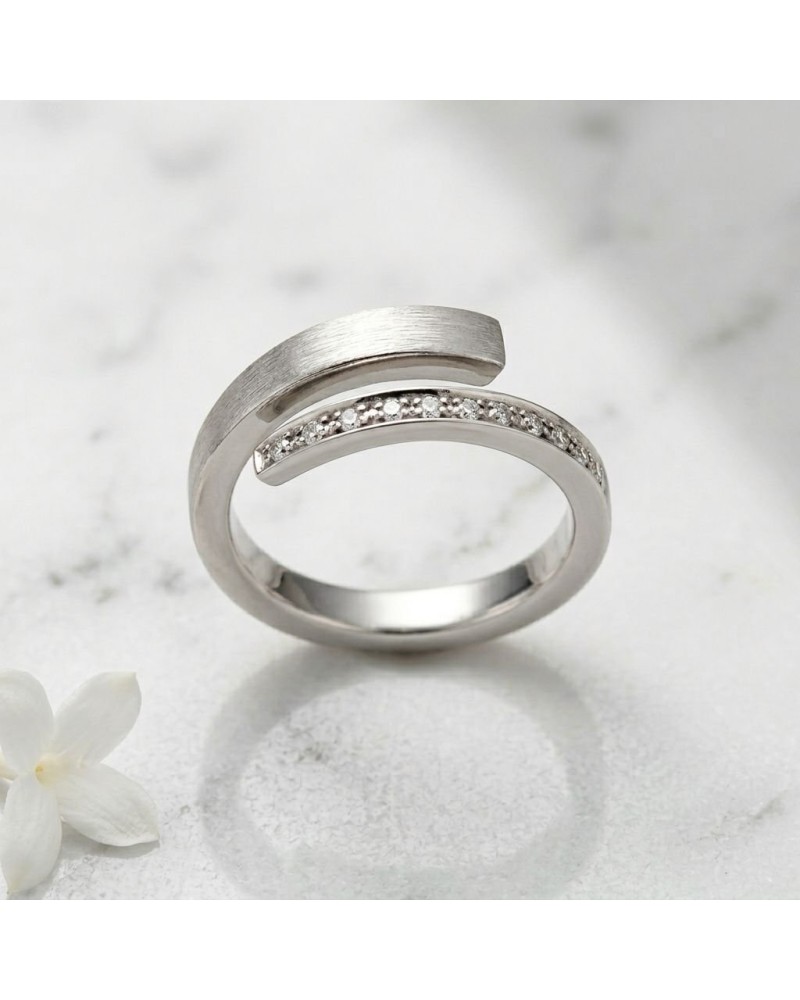 Alliance TOI + MOI femme: bague dorée effet brossé avec rangée de diamants scintillants sur bague double en argent/or blanc.