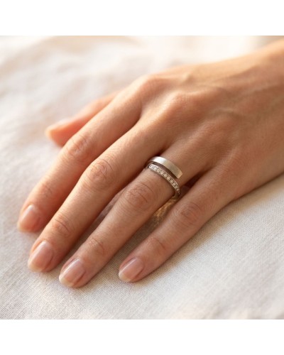 Alliance TOI + MOI : bague femme en or effet brossé avec rangée de diamants scintillants sur le doigt.