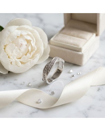 Alliance TRESSE empierrée en or pour femme, ring argenté avec diamants, sur marbre avec rose blanche et boîte cadeau.