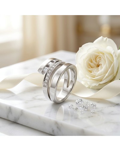Alliance TRILOGIE Femme en or: bagues et diamants argentés disposés sur un marbre blanc avec rose crème et ruban.