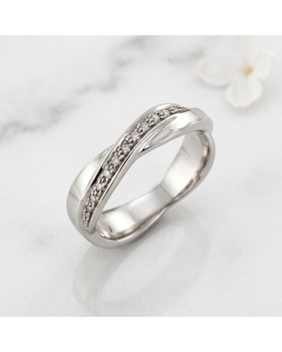 Alliance TRESSE demi-empierrée or blanc avec diamants, bague féminine élégante et scintillante.