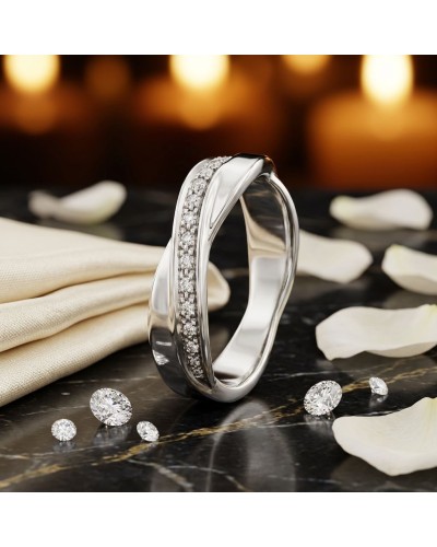 Alliance TRESSE demi-empierrée en or blanc avec rangée de diamants, entourée de pétales blancs et pierres brillantes.