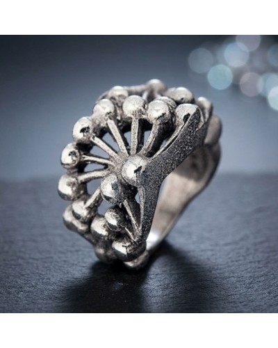 Bague argentée au style floral vintage, motif en forme de roue avec petites billes, texture antique. Bague FROGGYLEG.