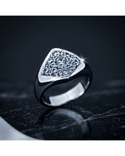 Bague SAMBA en métal argenté avec pavé de diamants sur une face carré, reflet brillant sur surface sombre.