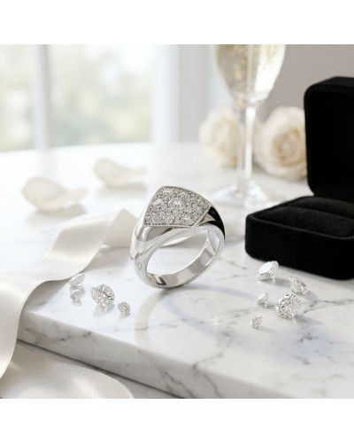 Bague SAMBA en argent avec incrustations de diamants sur table marbre, bijoux étincelants et coffret noir en arrière-plan.