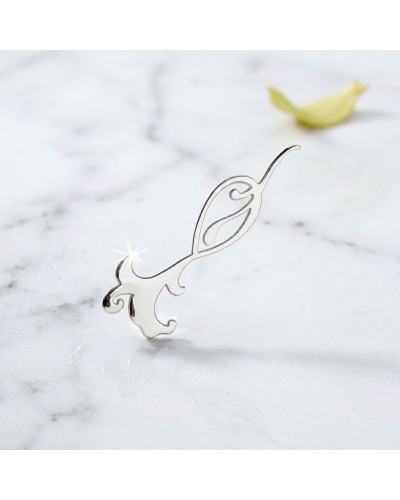 Pendentif en forme de feuille délicate argenté brillant, design élégant et ouvert, pièce centrale de collier YLANG YLANG.
