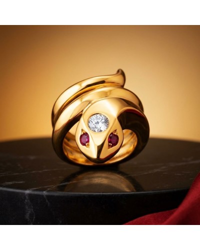 Bague en or jaune sculptée, centerpiece avec un diamant rond au centre et deux petites pierres pourpre, design sculptural et fla