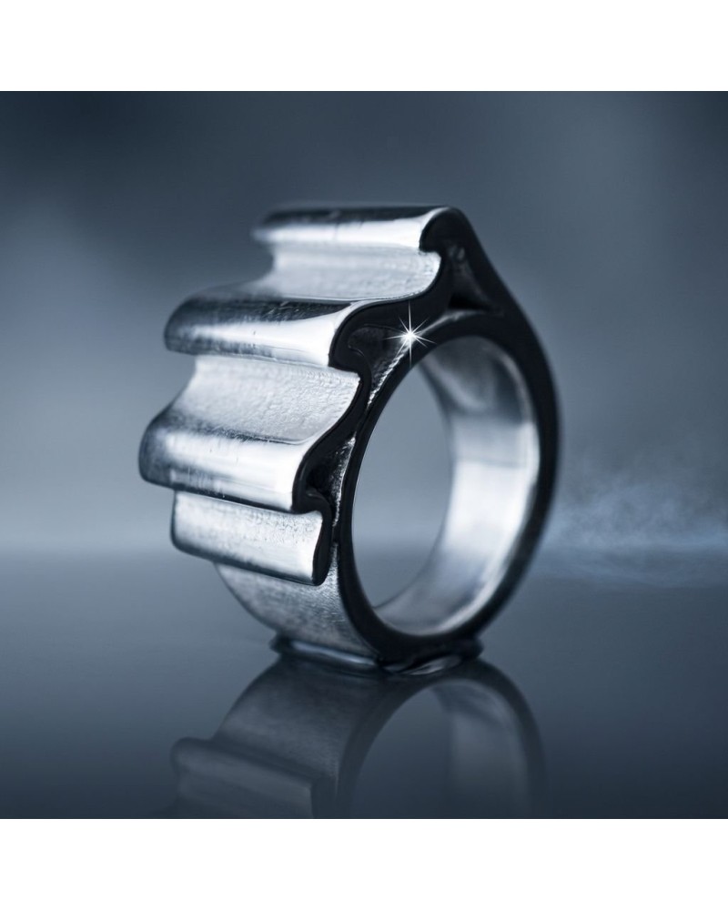 Bague ONDULATION en métal argenté, design audacieux à maillons courbés, ring brillant avec reflet et éclat.